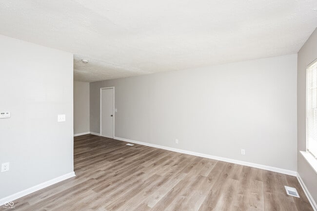 Foto del edificio - 9920 Montery Rd