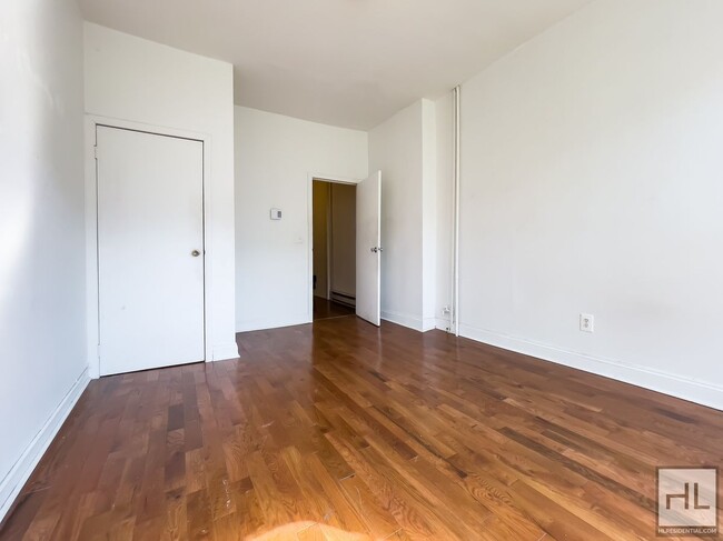 Foto del edificio - TROUTMAN STREET / Spacious Bushwick 2-Bed ...