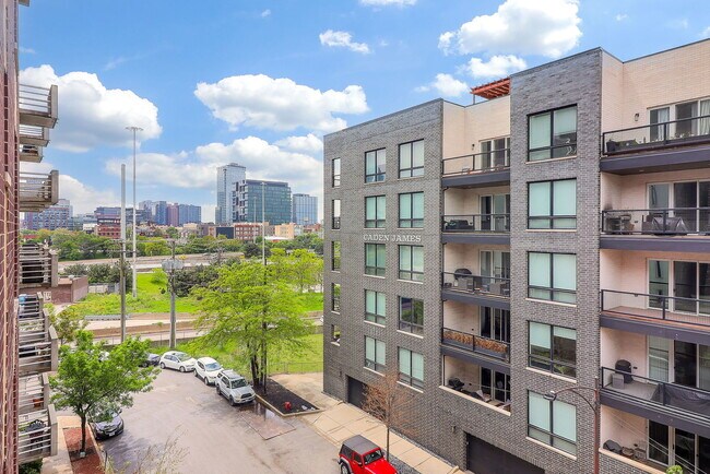 Building Photo - 680 N Milwaukee Ave