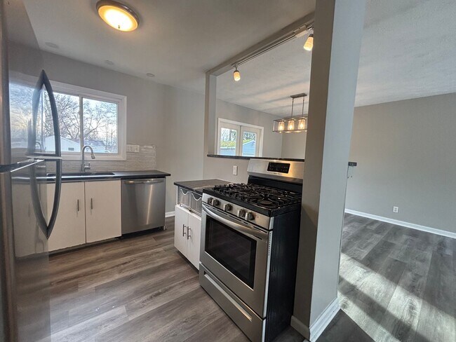 Building Photo - 3 Bedroom Single Family Home