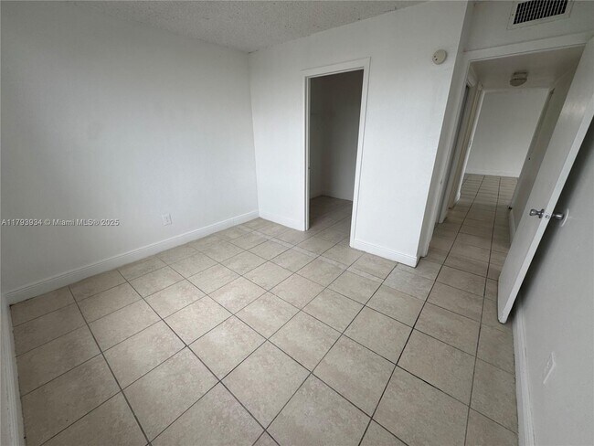 Foto del edificio - 488 NW 165th St