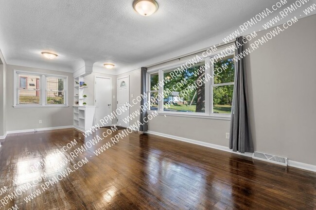 Building Photo - SHORT TERM LEASE SOUTHSIDE GEM!! 3 Bedroom...