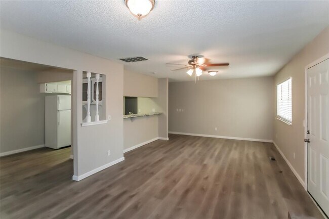 Building Photo - 916 Clear Creek