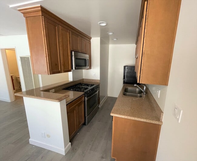 Garnite & Stainless Steel Full Size Appliances! - 20327 Saticoy St