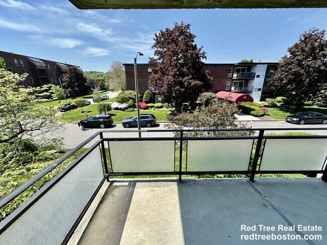 Building Photo - 44 Broadlawn Park