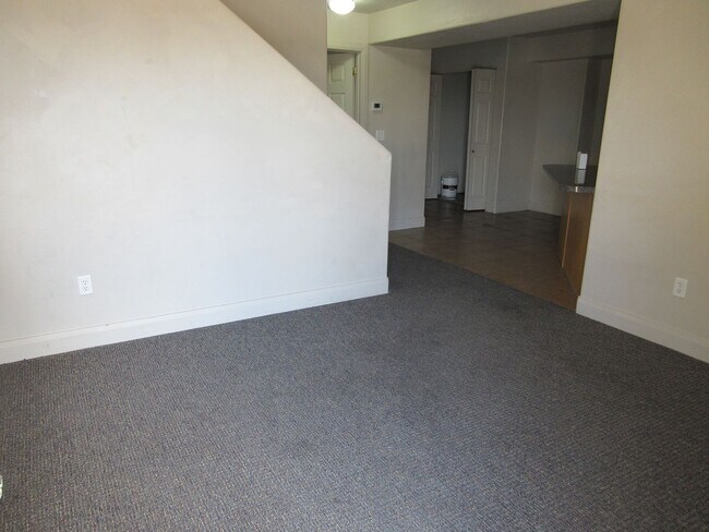 Foto del edificio - 7 bedroom, 3 bathroom twin home