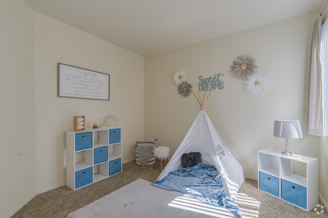 3 habitaciones, 2 baños - 1315 pies cuadrados - Segundo dormitorio - The Villas At Camelback Crossing