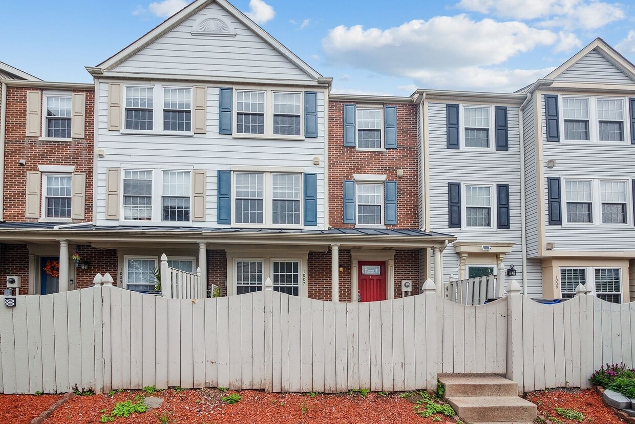 Primary Photo - 3 bedroom 2.5 bathroom townhome for rent