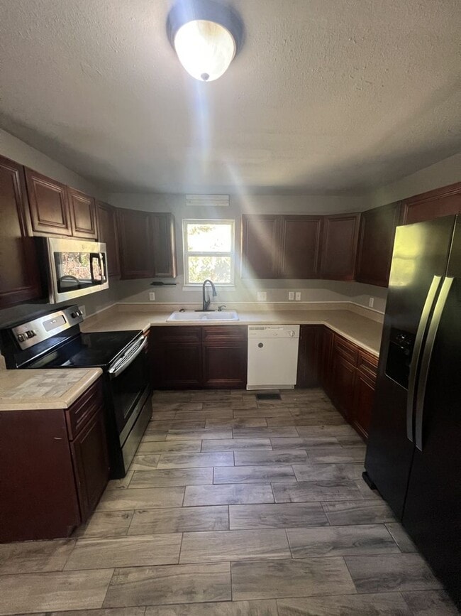 Building Photo - Adorable 2 Bedroom, 1 bathroom home locate...