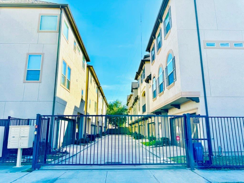 Primary Photo - 456 N Live Oak St