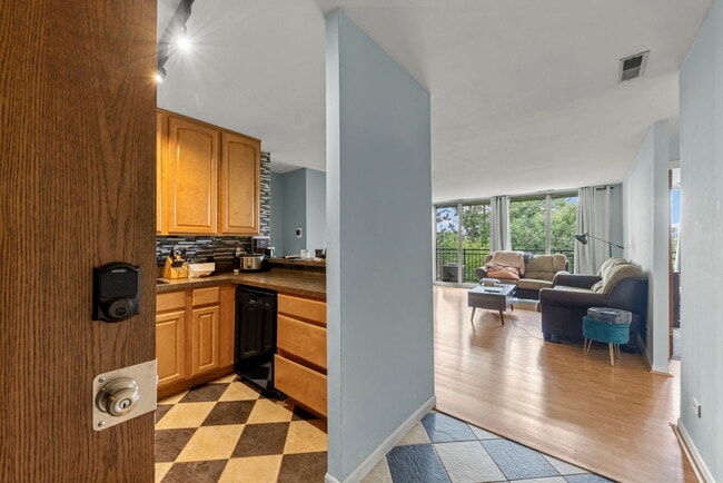 Building Photo - 5820 Oakwood Dr