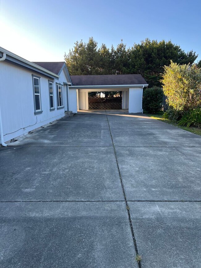 Foto del edificio - Beautiful 3 bedroom 2 bath home with a large carport in Bandon, OR.
