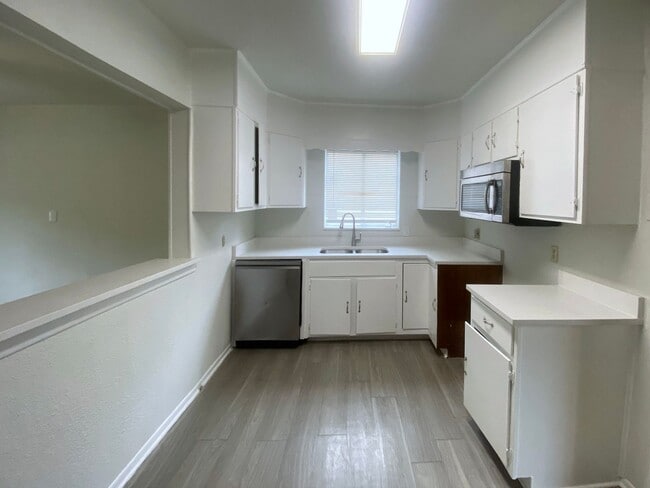 Building Photo - 158 Weizmann St