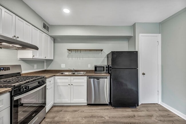 Building Photo - 2808 Skyway Cir