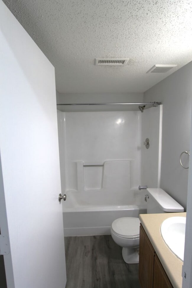Foto del edificio - Spacious studio with updates. The Ellis Po...