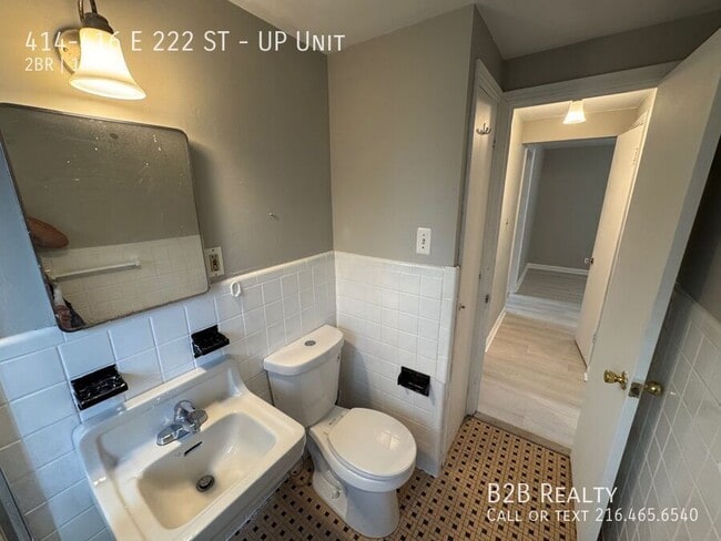 Building Photo - 414-416 E 222 ST-UP Unit