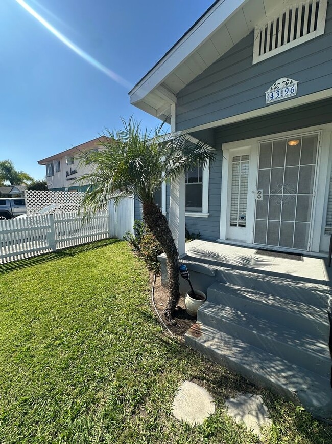 Foto del edificio - Quaint Craftsman House w/Garage, fenced yard, available now for 1 year lease to start!!!