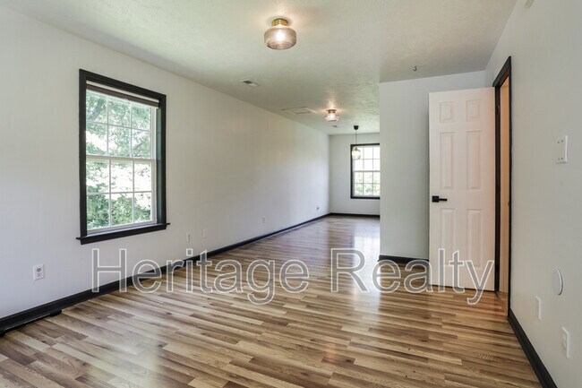 Building Photo - 2574 Kenilworth Ln NE