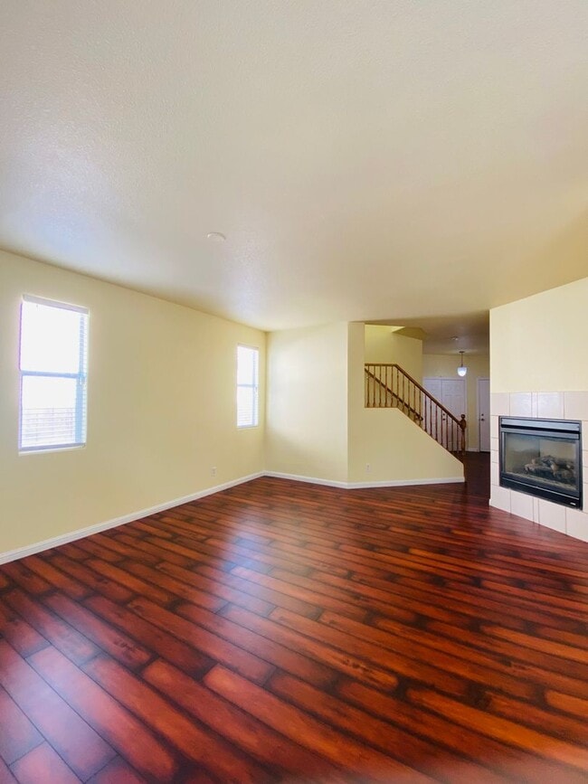Building Photo - SPACIOUS OPEN FLOOR PLAN HOME WITH 2460 SQFT, LOCATED AT DECATUR AND BLUE DIAMOND. LAMINATED HARD...