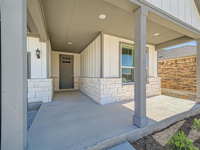 Building Photo - 114 Striker Ln