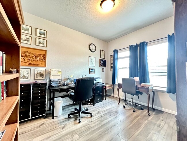 Building Photo - 4 Bedroom/2.5 Bath  Legendary Trails Subdi...