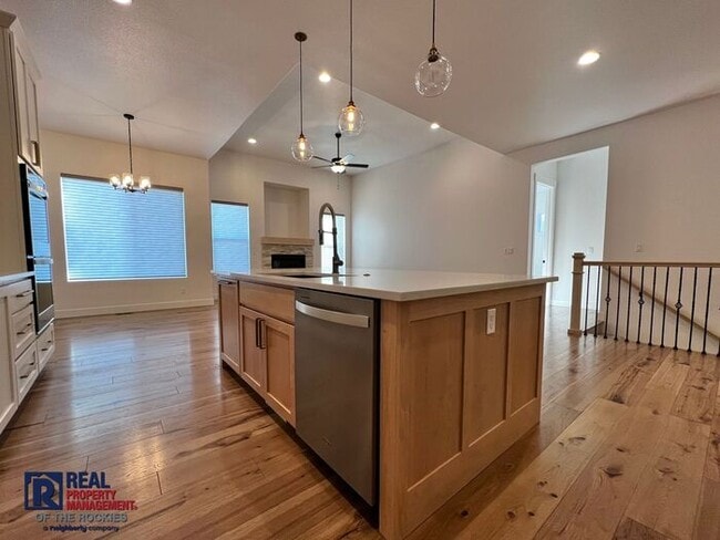 Building Photo - Gorgeous 4 bed 3 bath + Office home locate...
