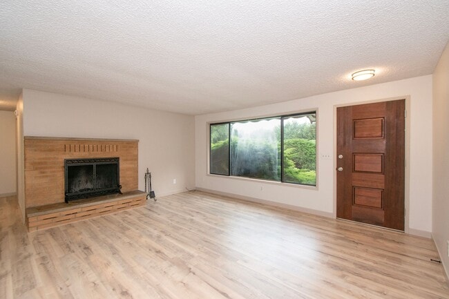 Building Photo - Duplex in Quiet Area of Sequim