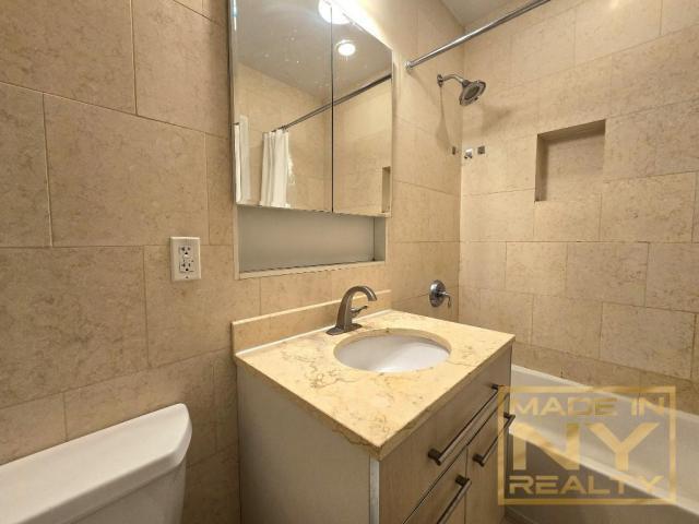 Foto del edificio - 1 bedroom in Briarwood NY 11435