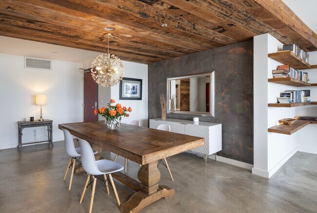 Building Photo - 700 Main St