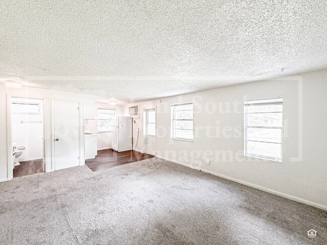 Building Photo - 1030 Lakewood Ct