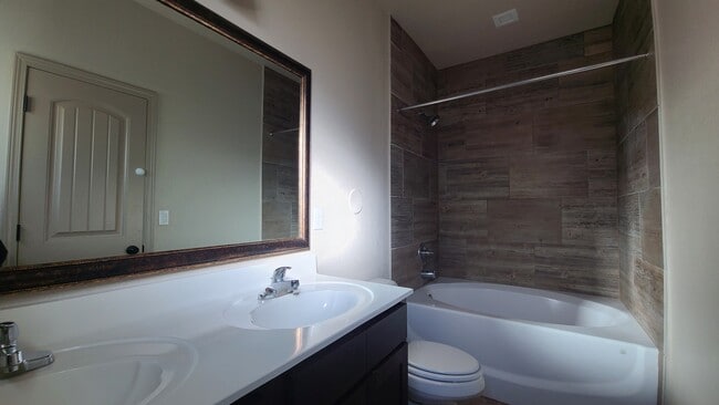 Master bathroom - 14414 Armando Silva Dr