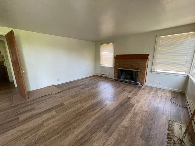 Foto del edificio - 2-bedroom Home with Basement & Carport