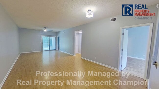 Building Photo - Spacious 2 BD/1 BA First Floor Condo w/Cen...
