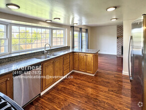 Building Photo - 1571 Sun Ln