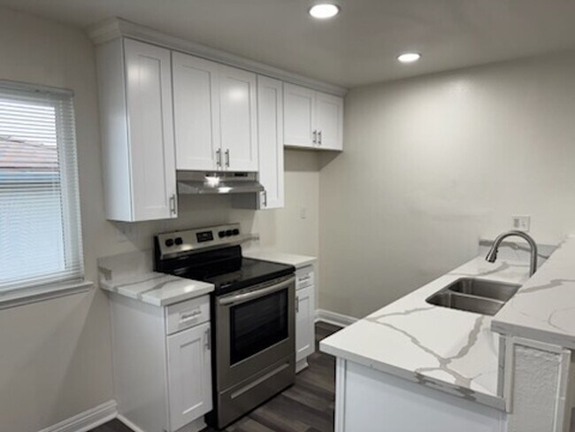 Foto del edificio - Fully Renovated 2-Bedroom Condo in Highlan...