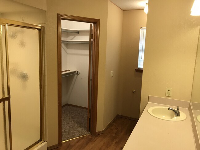 Foto del edificio - 3 bed 2 bath in Moore Schools! Fresh paint and updates throughout!