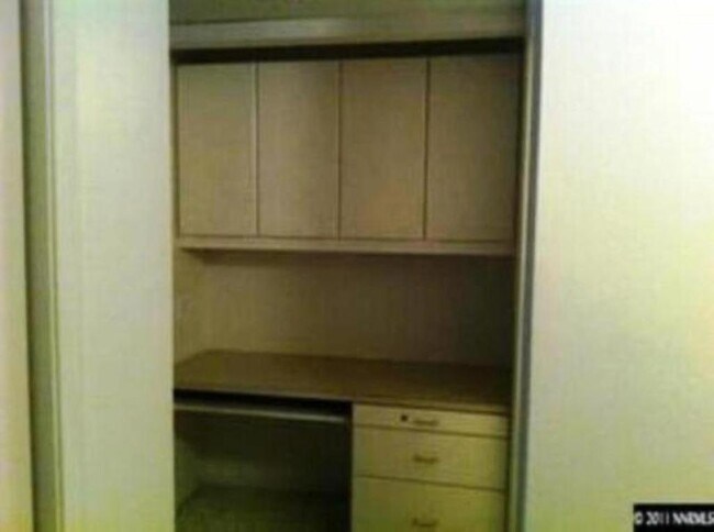 Private desk - 1000 Beck St