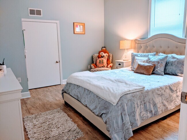 Independent bedrooms with closets - 2632 Upperline St