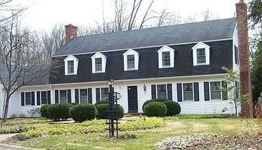 Building Photo - 2714 E Pine Ln