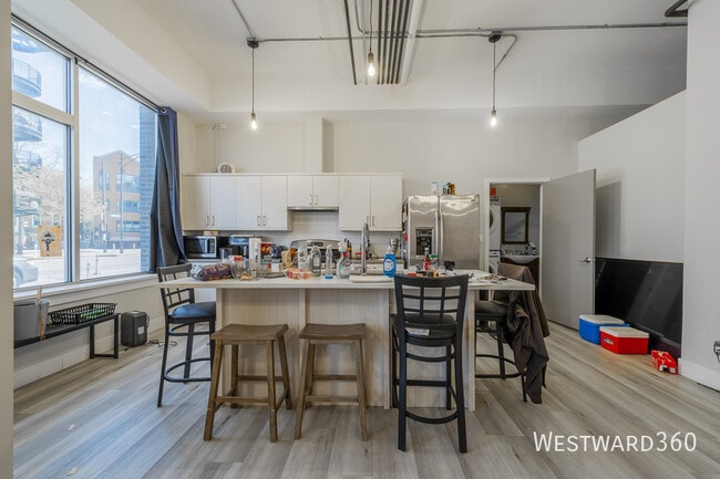 Photo - 880 N Milwaukee Ave Apartment