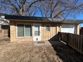 Building Photo - 806 W 23rd Ave