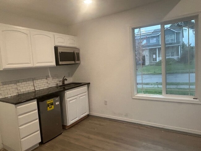 Building Photo - 433 NE 49th Ave