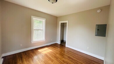 Building Photo - 427 S Jackson St
