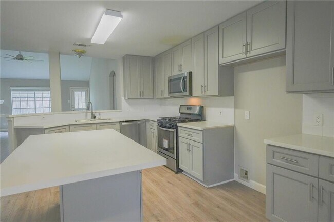 Building Photo - 21118 Highland Knolls Dr