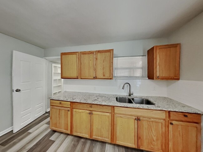 Building Photo - 3BR/1.5BA Home in Jacksonville FL w/ Spaci...