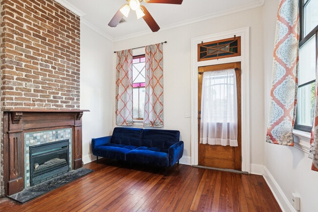 ¡EL SOFÁ AZUL PUEDE QUEDARSE O irse! - 2622 Annunciation St