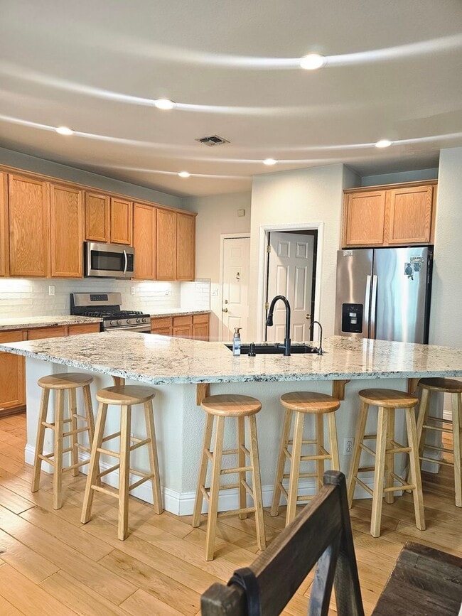 Building Photo - Spacious home in the Stonelake Community o...