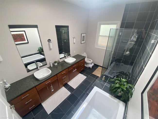 Foto del edificio - 3 br, 3 bath House - 1212 McKendrie Street