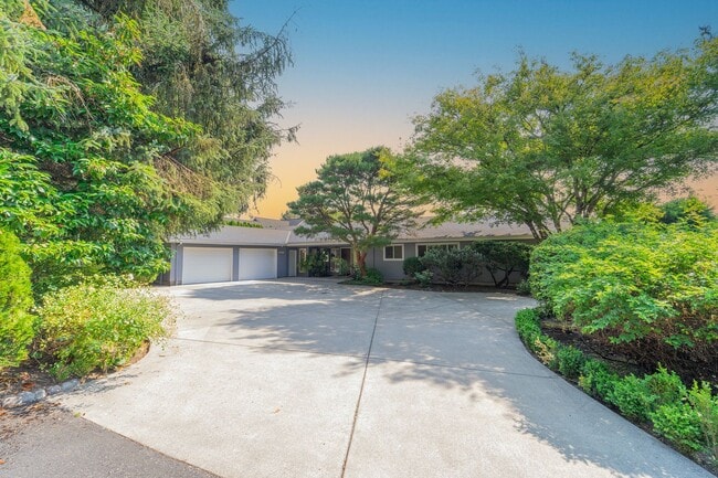 Building Photo - 4-Bedroom Luxury Home for Rent by Portland...