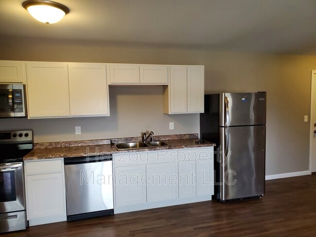 Building Photo - 418 8th St S